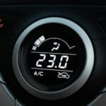 Panel klimatyzacji samochodowej ustawiony na 23 stopnie Celsjusza