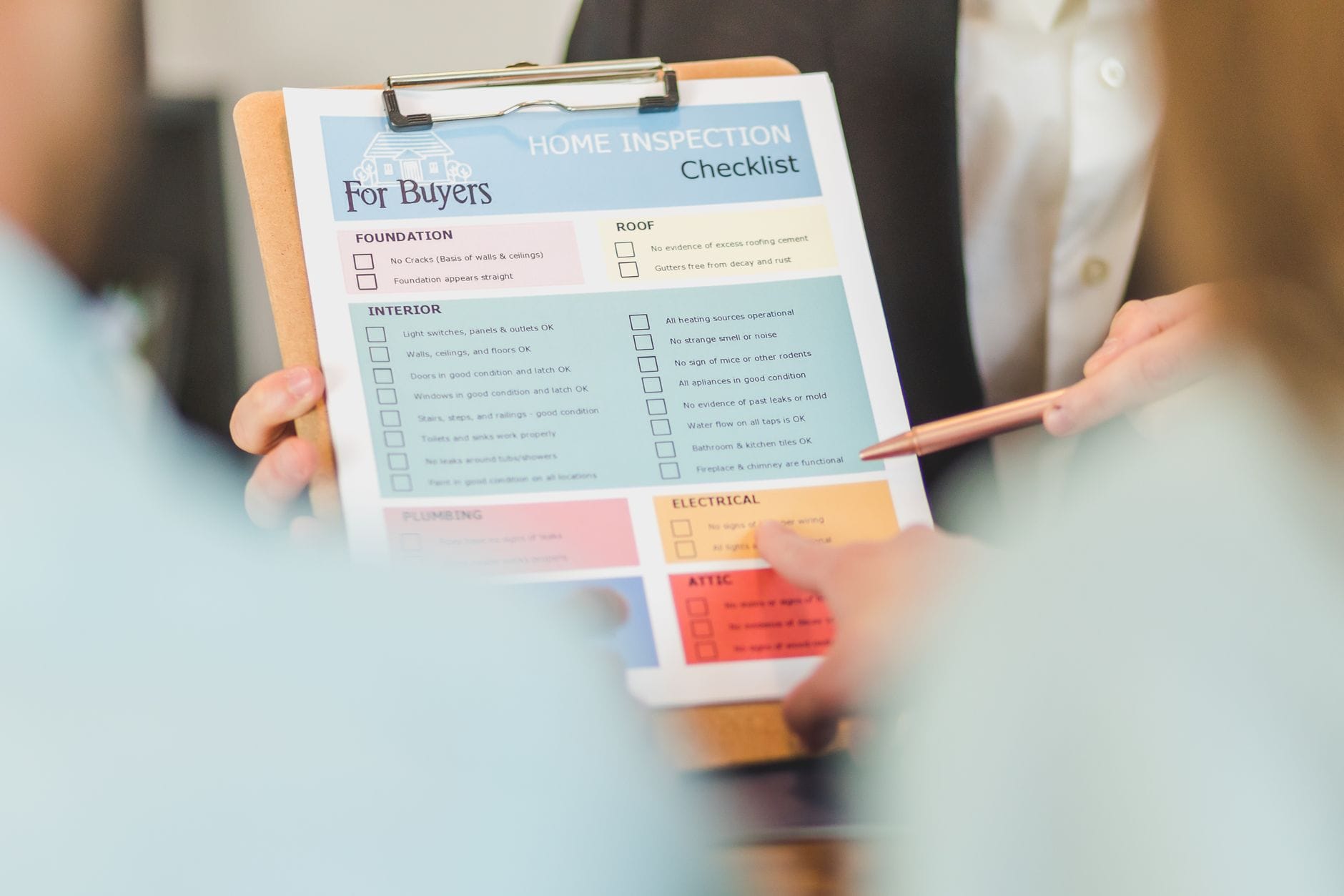 Dłonie trzymające checklistę odbioru mieszkania na klipie