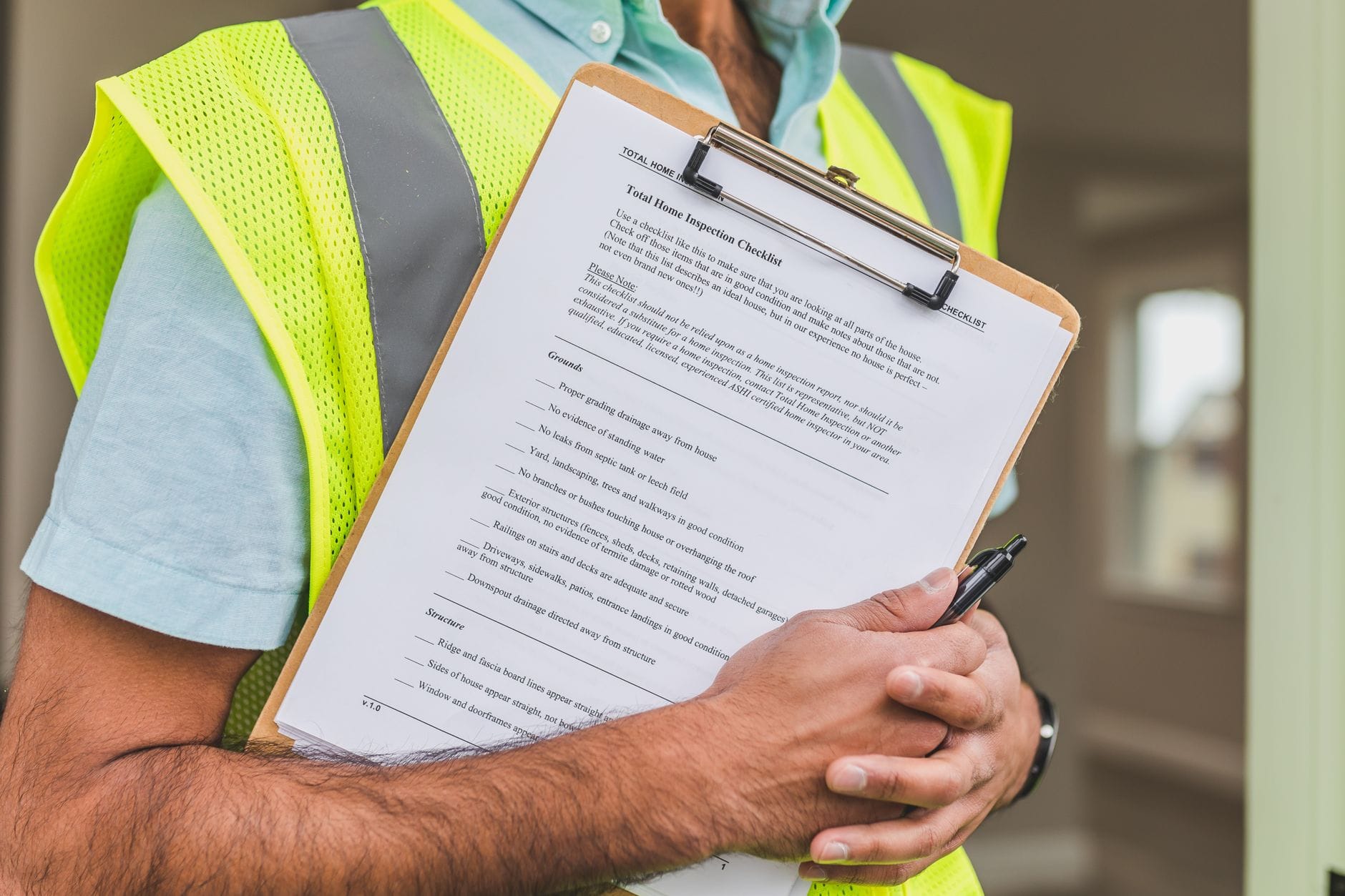 Inspektor z checklistą na klipbordzie podczas odbioru prac remontowych