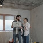 Para przegląda projekt mieszkania w trakcie remontu, planuje zmiany