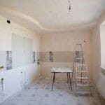 Przestronna kuchnia w remoncie z drabiną i narzędziami