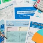 Ulotki nieruchomości, lista kontrolna i kalkulator na blacie